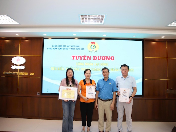 흥옌 의류 총공사 노동조합은 2025년 노동자의 달 활동에서 뛰어난 성과를 거둔 단체와 개인을 표창합니다. 사진: 흥옌 의류 총공사