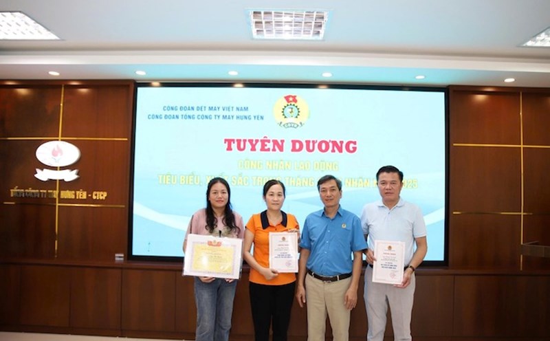 The Trade Union of Hung Yen Garment Corporation honors collectives and individuals with outstanding achievements in workers' month activities in 2025. Photo: Hung Yen Garment Corporation