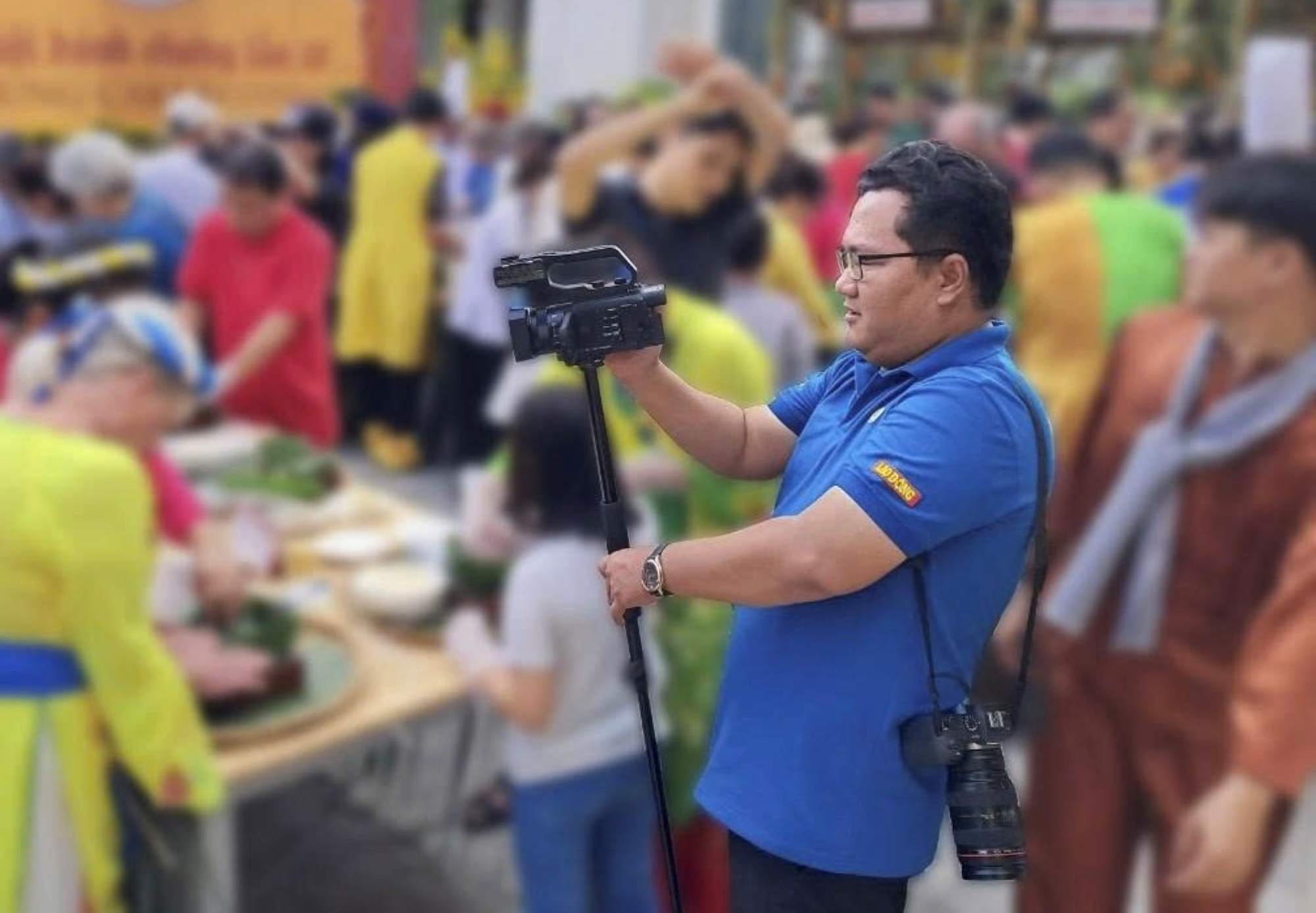 Reporter from Lao Dong newspaper works at the tourism event. Photo: DUY TUAN