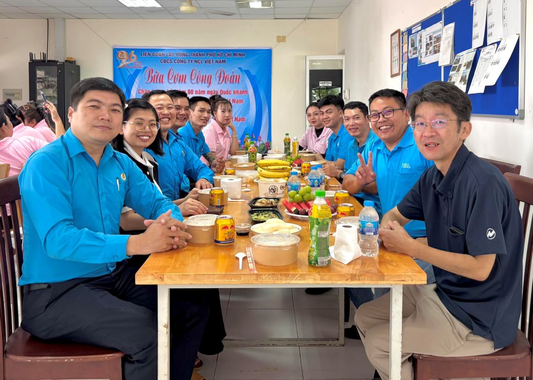 Ong Nguyen Tan Dat - Pho Chu tich LDLD TPHCM (bia trai) den du chuong trinh. Anh: Cong doan cung cap