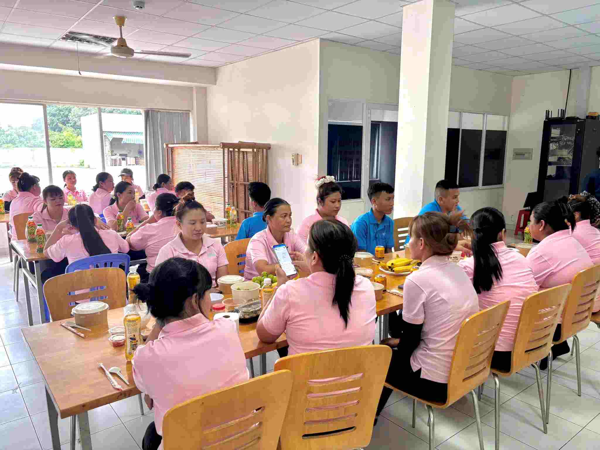 Bua com Cong doan gan ket nguoi lao dong voi CDCS va doanh nghiep. Anh: Cong doan cung cap