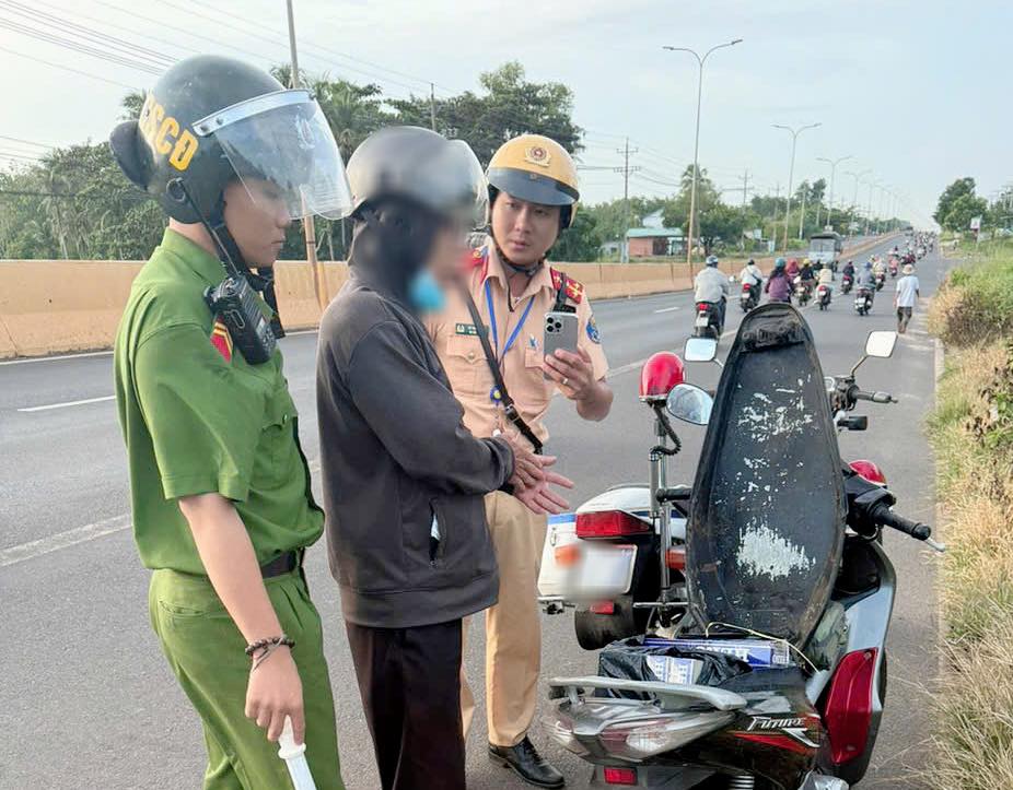 Tổ công tác Đội CSGT đường bộ số 3 kiểm tra phương tiện có dấu hiệu vận chuyển thuốc lá lậu. Ảnh: Phòng CSGT Công an tỉnh Đồng Nai