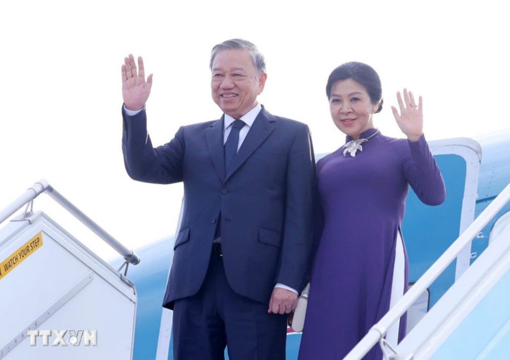 General Secretary To Lam and his wife returned home from Busan City, successfully concluding their State visit to South Korea. Photo: VNA
