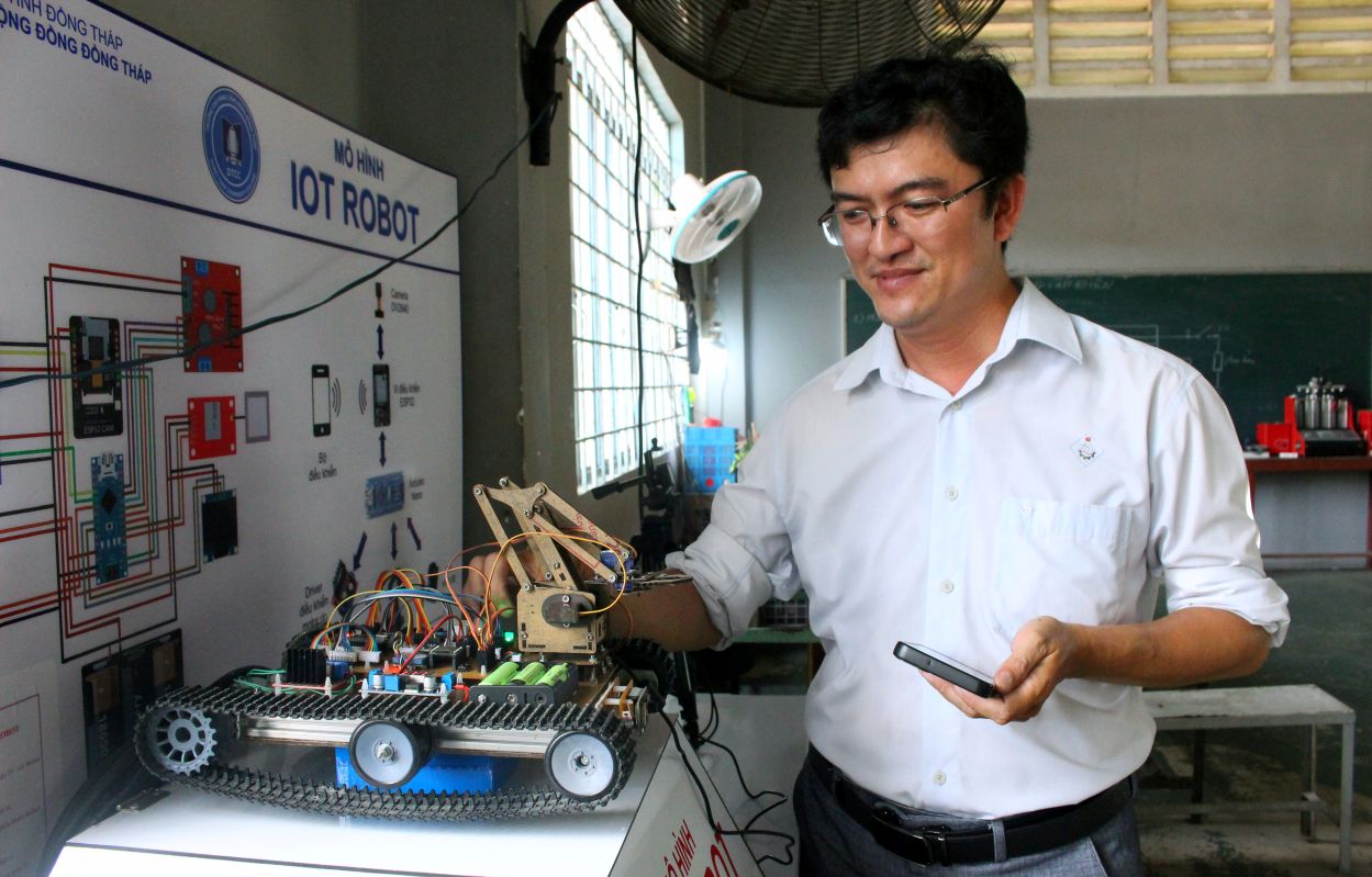  ThS Tran Thanh Toan- thanh vien nhom nghien cuu mo hinh Robot mang thuong hieu Truong Cao dang Cong dong Dong Thap (DTCC). Anh: Thanh Mai