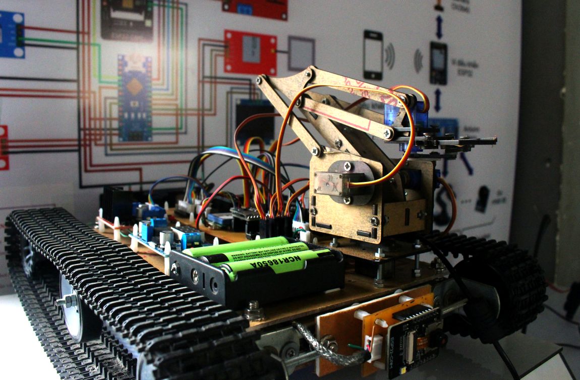 Can canh Robot. Anh: Thanh Mai
