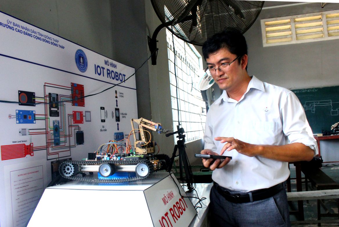 Chi can cu cham nhe len man hinh dien thoai di dong thong qua ket noi Wifi la co the dieu khien Robot thuc hien nhieu dong tac phuc tap... Anh: Thanh Mai