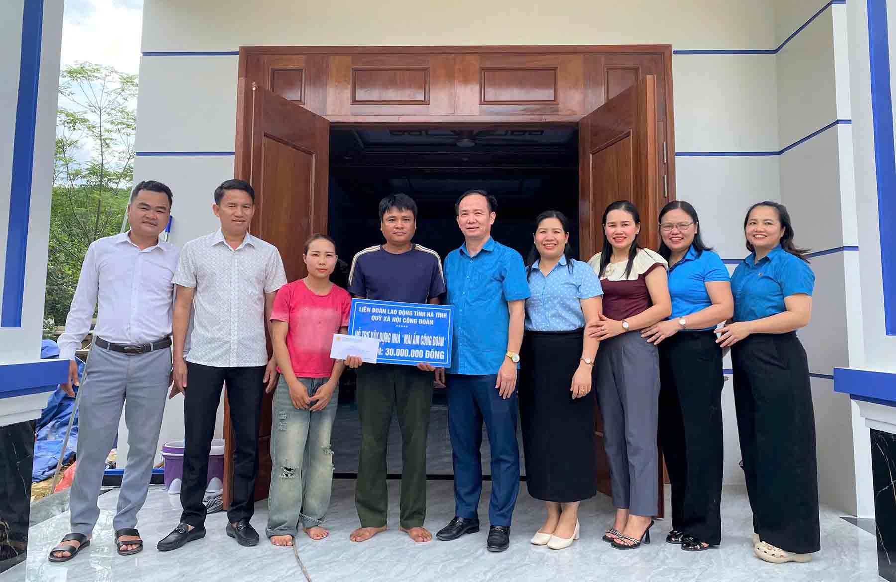 하띤성 노동총연맹 어려운 조합원에게 노동조합의 집 짓기 지원금 전달. 사진: Xuan Truyen