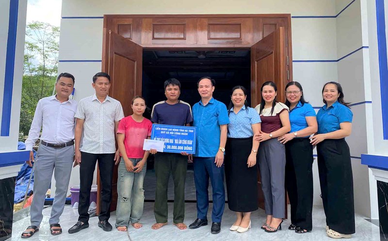 Ha Tinh Provincial Federation of Labor awarded support money to build Trade Union Shelters for union members in difficult circumstances. Photo: Xuan Truyen