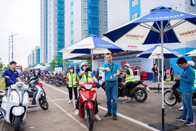 Hoạt động kiểm tra chất lượng xe máy, thay dầu miễn phí, đào tạo và huấn luyện kỹ năng lái xe máy an toàn cho người lao động tại ký túc xá của công ty. Ảnh: Công ty cung cấp
