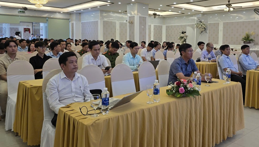 220명 이상의 간부가 노동 시장 정보 수집 교육을 받았습니다. 사진: Lien Minh