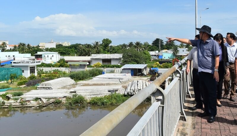 Standing Deputy Secretary of the Ca Mau Provincial Party Committee Huynh Quoc Viet inspected the progress of the embankment project on both banks of the Bac Lieu River. Photo: Nhat Ho