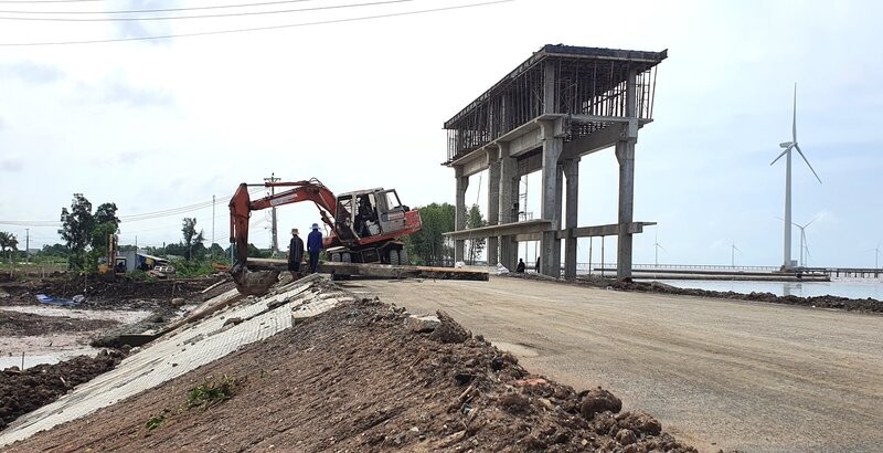 Thi cong cong ngan trieu tren be mat de bien dong phuong Hiep Thanh, tinh Ca Mau doan giap thanh pho Can Tho. Anh: Nhat Ho