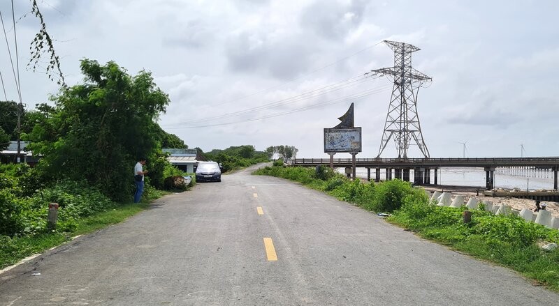 Mot doan Du an xay dung, nang cap de bien Dong va he thong cong qua de cap bach chong bien doi khi hau tinh Bac Lieu. Anh: Nhat Ho