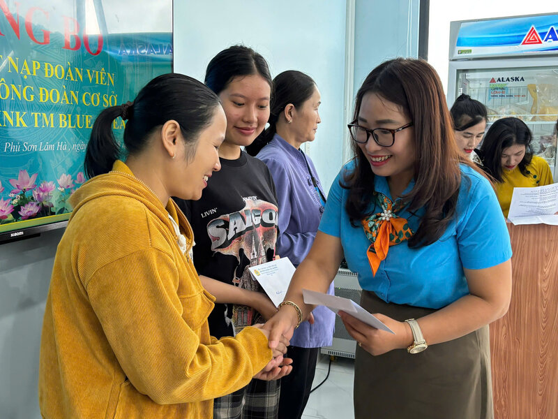 Ba Vu Thi Oanh - Pho Chu tich Lien doan Lao dong tinh Lam Dong trao qua ho tro nguoi lao dong co hoan canh kho khan nhan dip thanh lap cong doan co so. Anh: Van Hung