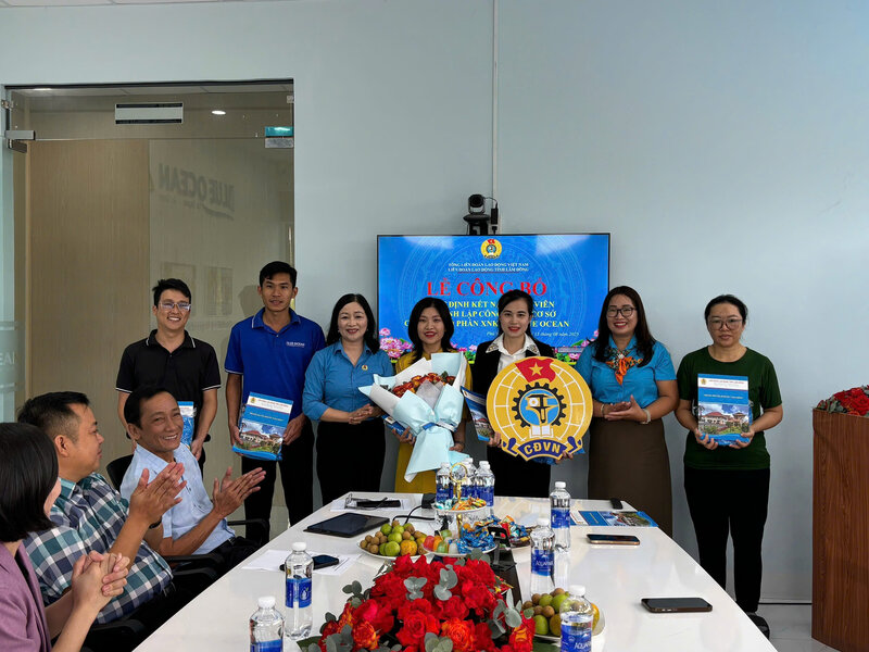 Lam Dong 지방 노동 연맹 부위원장 - Pham Thi Le Dung 여사(왼쪽에서 세 번째)와 Vu Thi Oanh 여사(오른쪽에서 두 번째)가 베트남 노동 조합 휘장을 수여하고 새로운 노동 조합 설립을 축하하는 꽃다발을 전달합니다. 사진: Van Hung