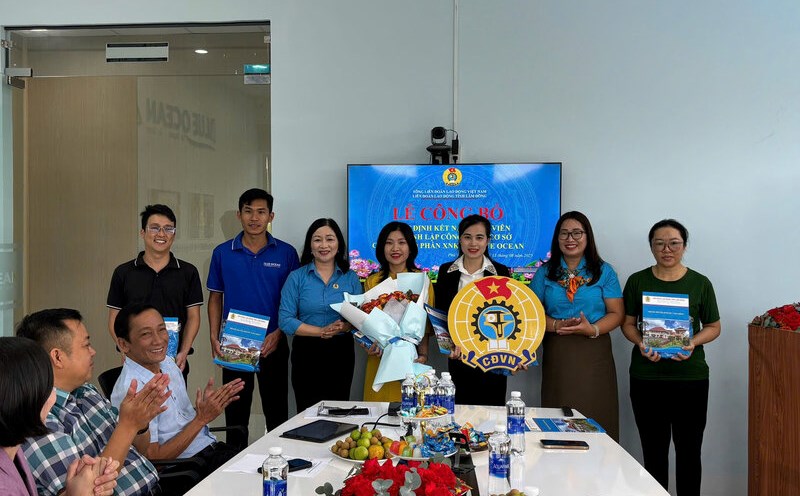 Vice Presidents of Lam Dong Provincial Federation of Labor - Ms. Pham Thi Le Dung (3rd from left) and Vu Thi Oanh (3rd from right) presented the Vietnam Trade Union badge with flowers to celebrate the newly established grassroots trade union. Photo: Van Hung