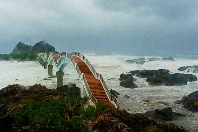 Dự báo 4 áp thấp liên tiếp quanh Biển Đông sau bão Podul
