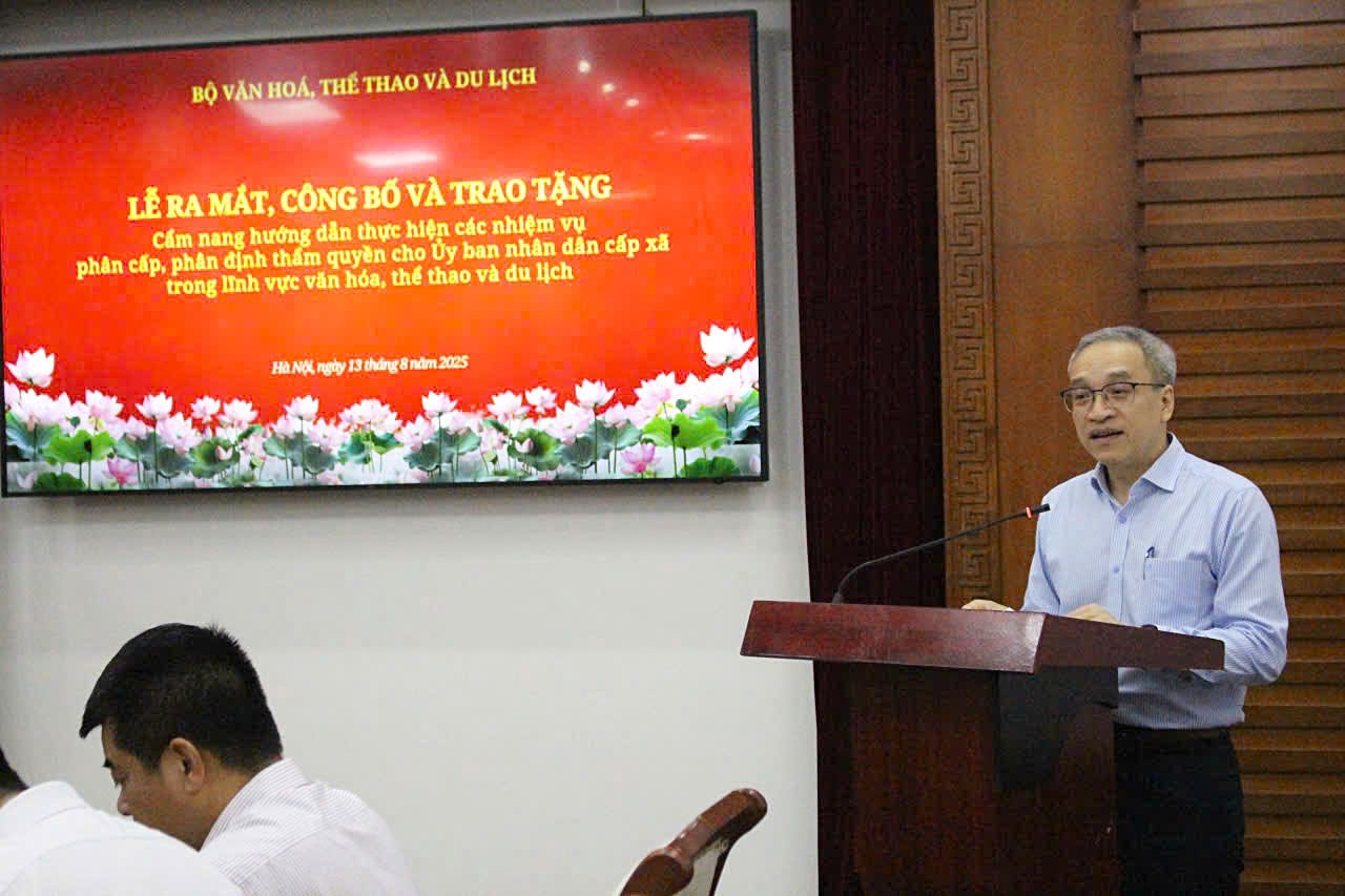 Thu truong Bo Van hoa, The thao, Du lich Phan Tam phat bieu tai buoi le cong bo va trao tang Cam nang. Anh: Le Tuyen