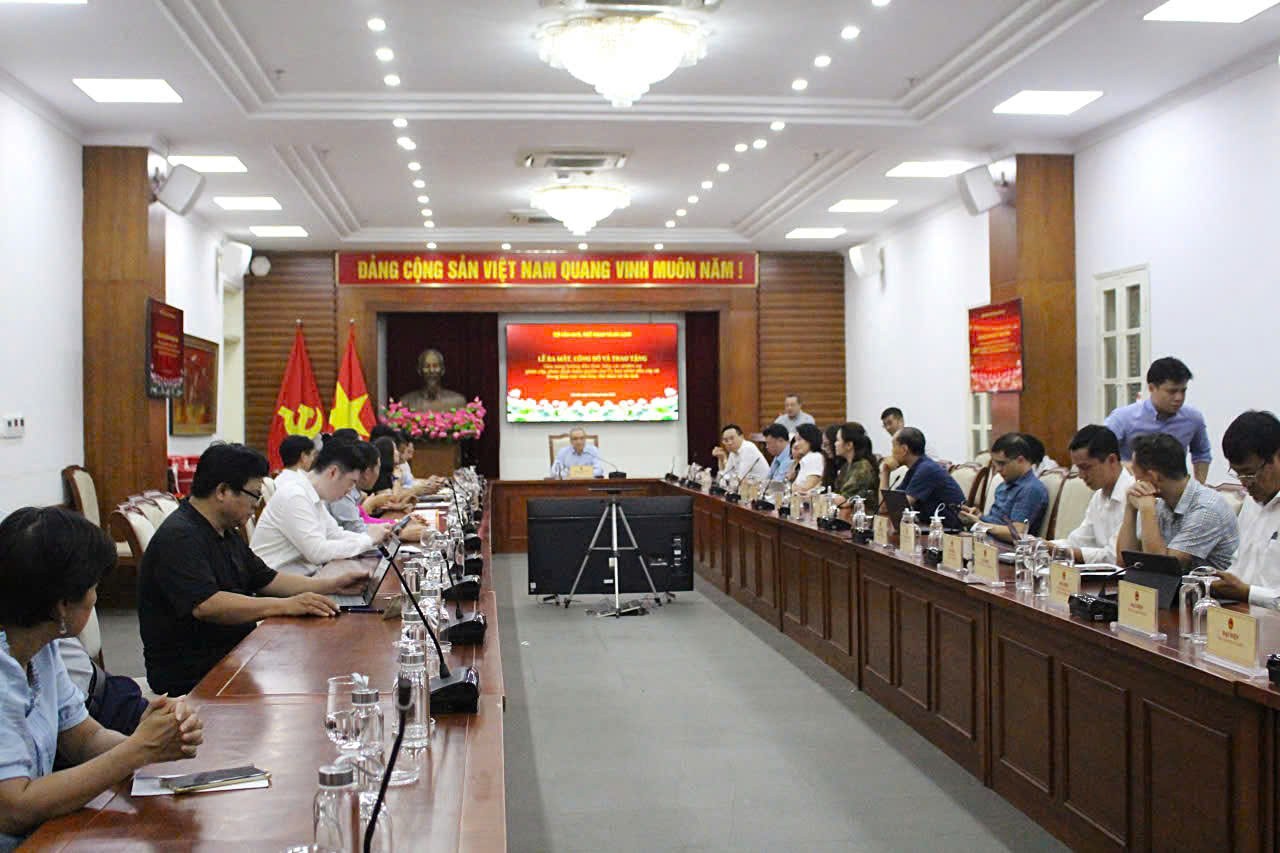 Cam nang duoc thiet ke voi noi dung de cap truc tiep vao cac nhiem vu, tham quyen cua UBND cap xa va Chu tich UBND cap xa khi thay doi mo hinh to chuc chinh quyen dia phuong hai cap. Anh: Le Tuyen