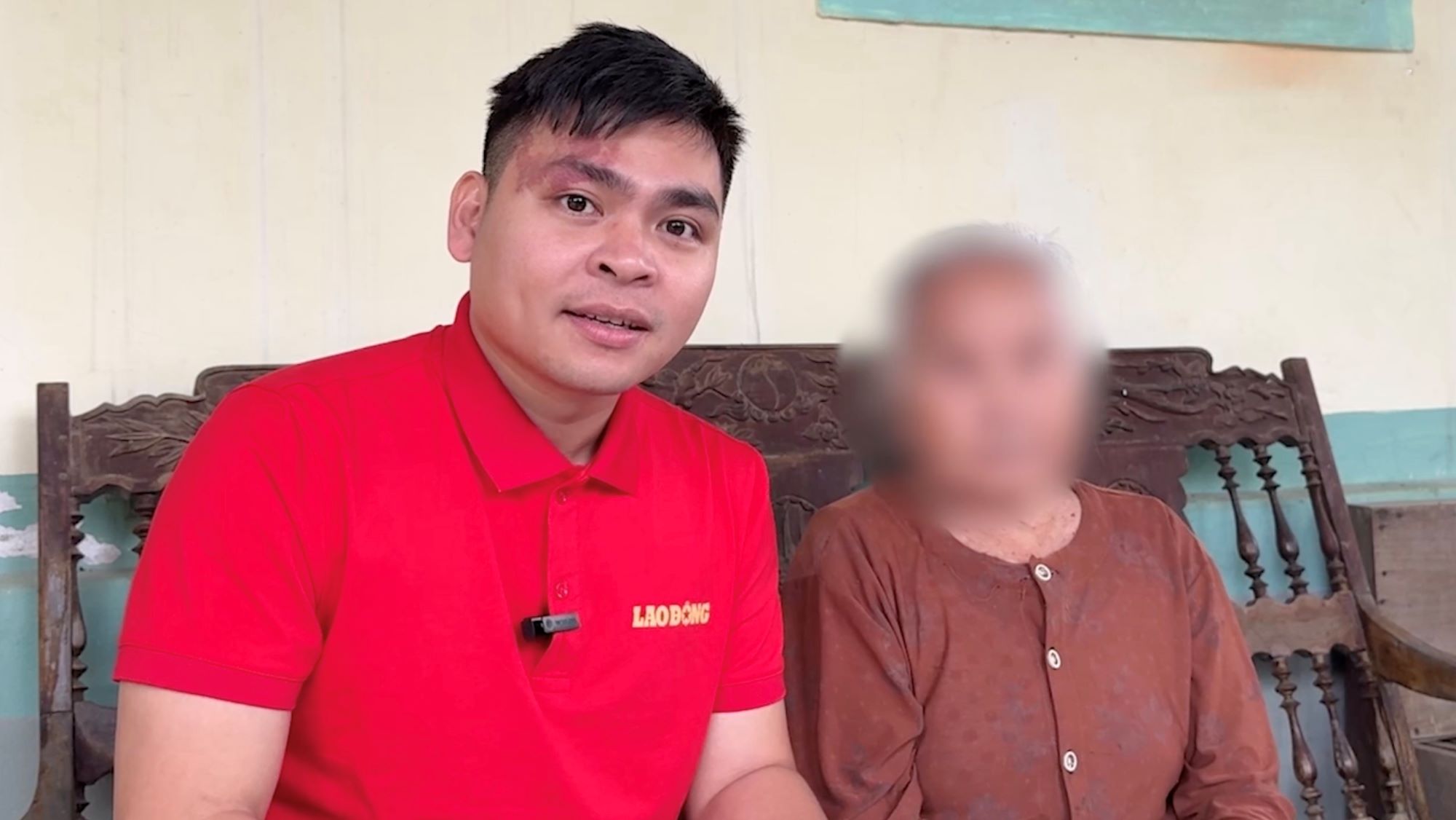 Reporter of Lao Dong Newspaper next to Ms. S - the person who reported the incident. Photo: HAI THAI