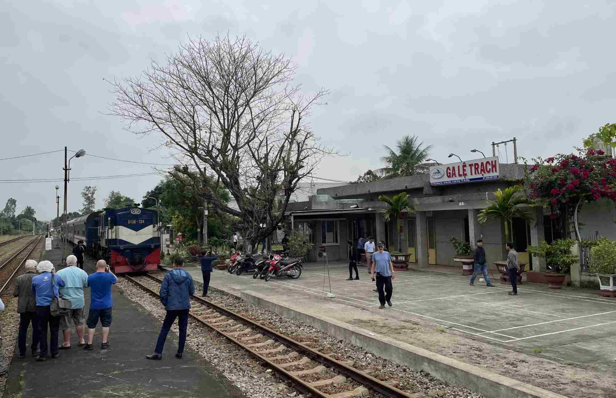Da Nangは、北と南の高速度鉄道がスムーズにスケジュールで実装されることを期待しています。写真：Tra Ban
