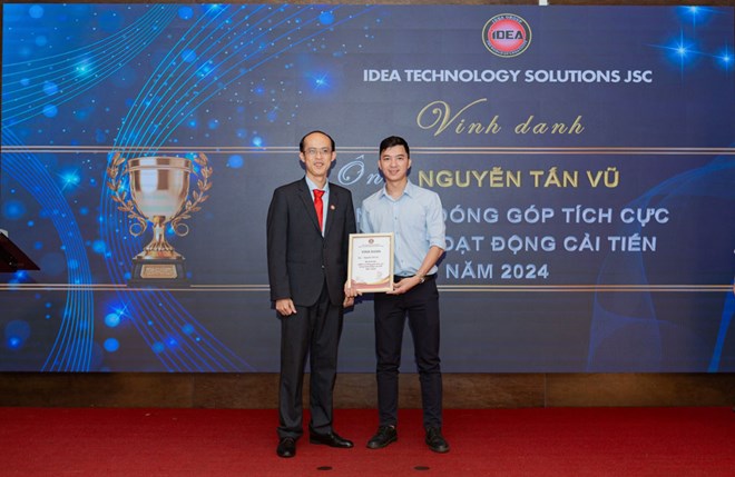 Công ty Cổ phần Giải pháp Kỹ Thuật Ý tưởng vinh danh người lao động có sáng kiến cải tiến khoa học công nghệ. Ảnh: Công ty cung cấp