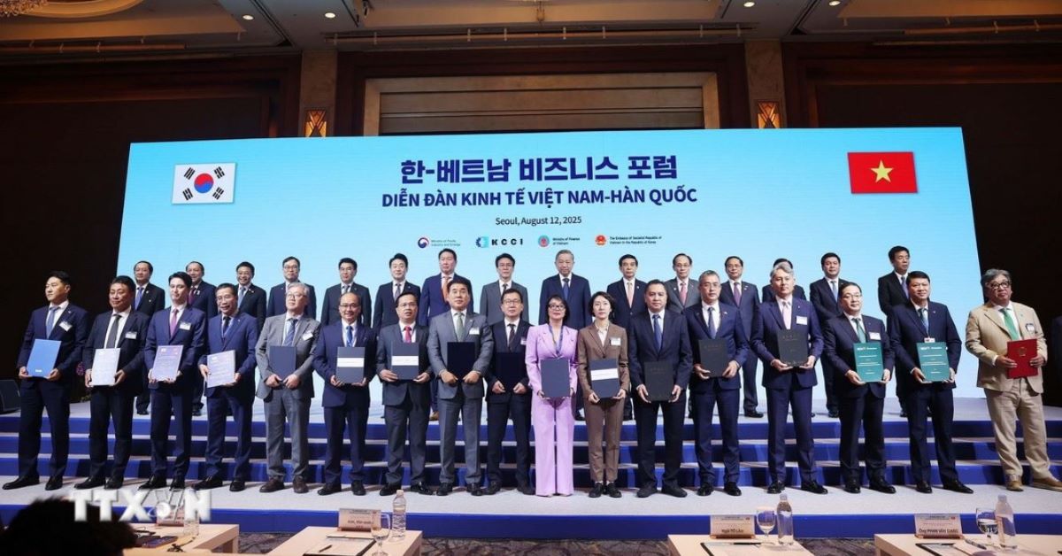 Tong Bi thu To Lam va Thu tuong Han Quoc Kim Min Seok chung kien cac don vi, doanh nghiep trao thoa thuan hop tac. Anh: TTXVN