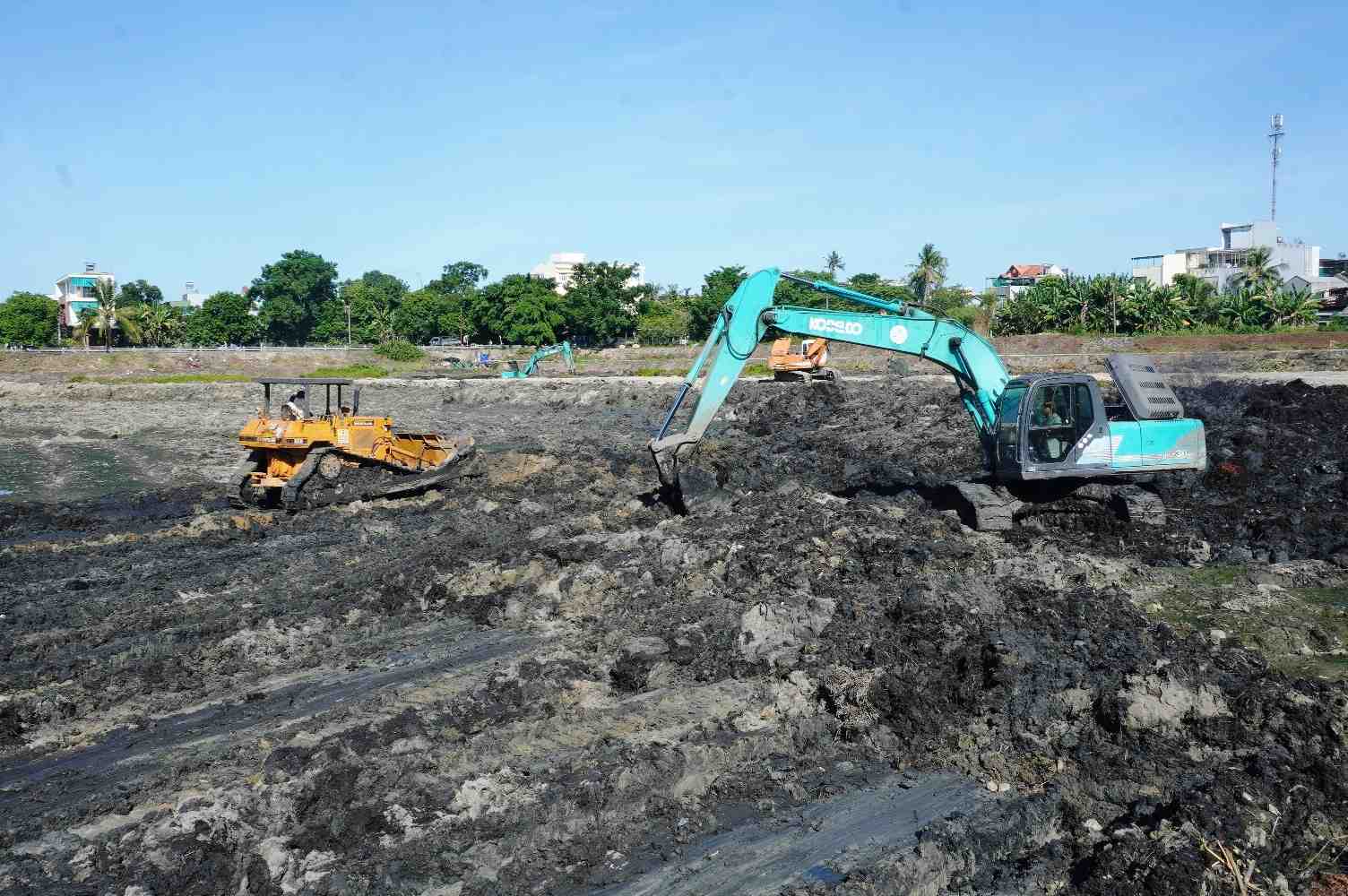The Bau Ca Lake and Song Dao Canal dredging project in Quang Ngai province aims to increase water capacity, treat odors, reduce flooding, improve the environment and urban beauty. Photo: Vien Nguyen