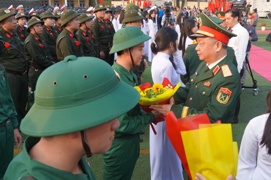 Can Tho City established the Military Service Council and the City Law Dissemination and Education Council. (In the photo: Lieutenant General Nguyen Quang Ngoc - Deputy Chief of the General Staff of the Vietnam People's Army presented flowers to soldiers of Can Tho City who were on the path to join the army in February 2025). Photo: Yen Phuong