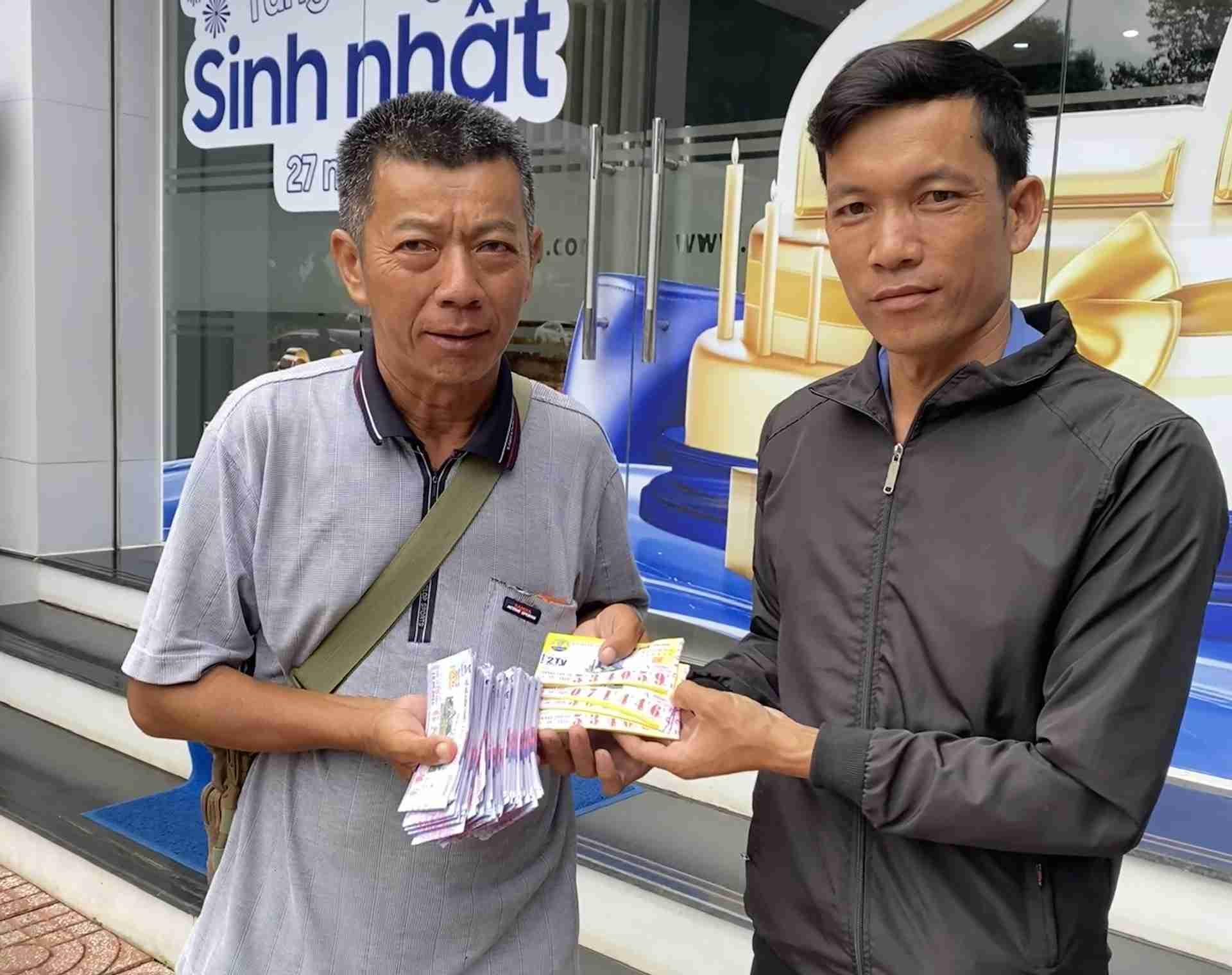 Un guardia de seguridad en Dak Lak devolvio 60 billetes de loteria a la persona que los habia perdido. Foto: Van Nguyen