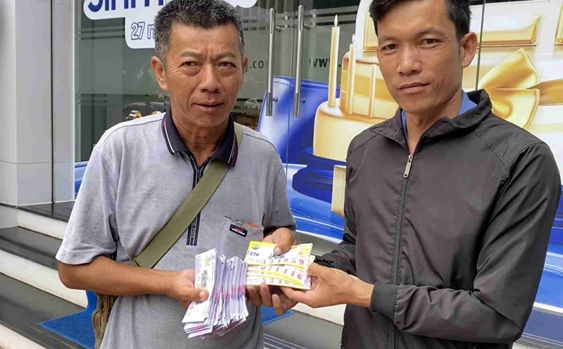 Security guards in Dak Lak returned 60 lottery tickets to the person who dropped them. Photo: Van Nguyen