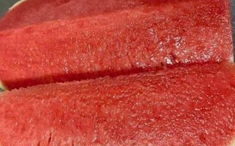 Eating watermelon regularly is said to be beneficial for the kidneys. Photo: Kieu Vu