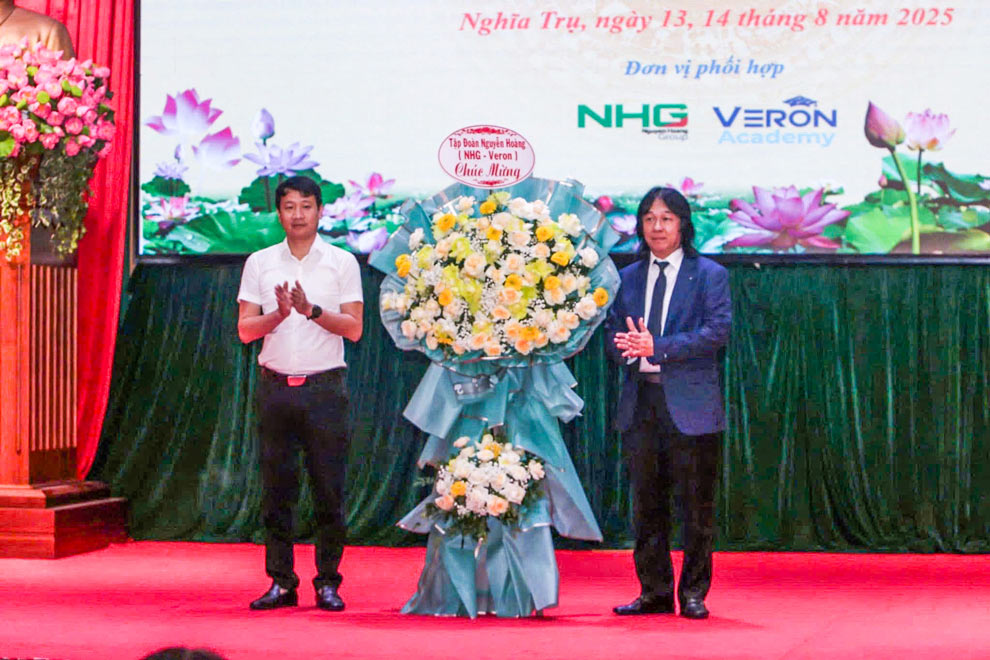Ong Hoang Quoc Viet – Chu tich Tap doan Nguyen Hoang, Pho Chu tich Hiep hoi Du lieu Quoc Gia tang hoa chuc mung Le khai giang. 