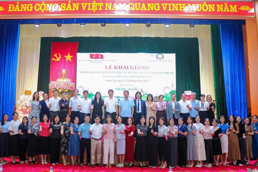 Delegates and trainees took souvenir photos at the Opening Ceremony.