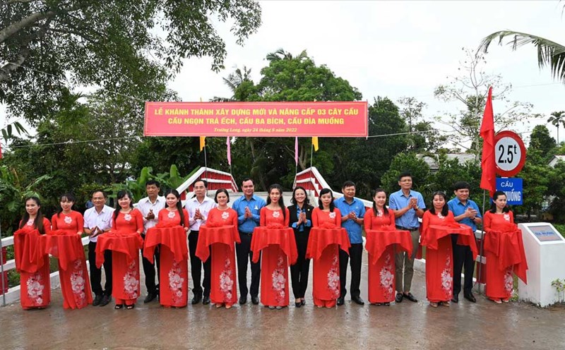 Leaders of the Vietnam General Confederation of Labor and Lao Dong Newspaper attended the inauguration ceremony of the bridge sponsored by the Golden Heart Social and Cultural Fund in Can Tho City. Photo: Dat Phan
