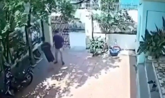 Hình ảnh tại thời điểm thầy giáo phi xe máy đến nhà và có hành động đánh học sinh. Ảnh: Camera an ninh của gia đình ghi lại.