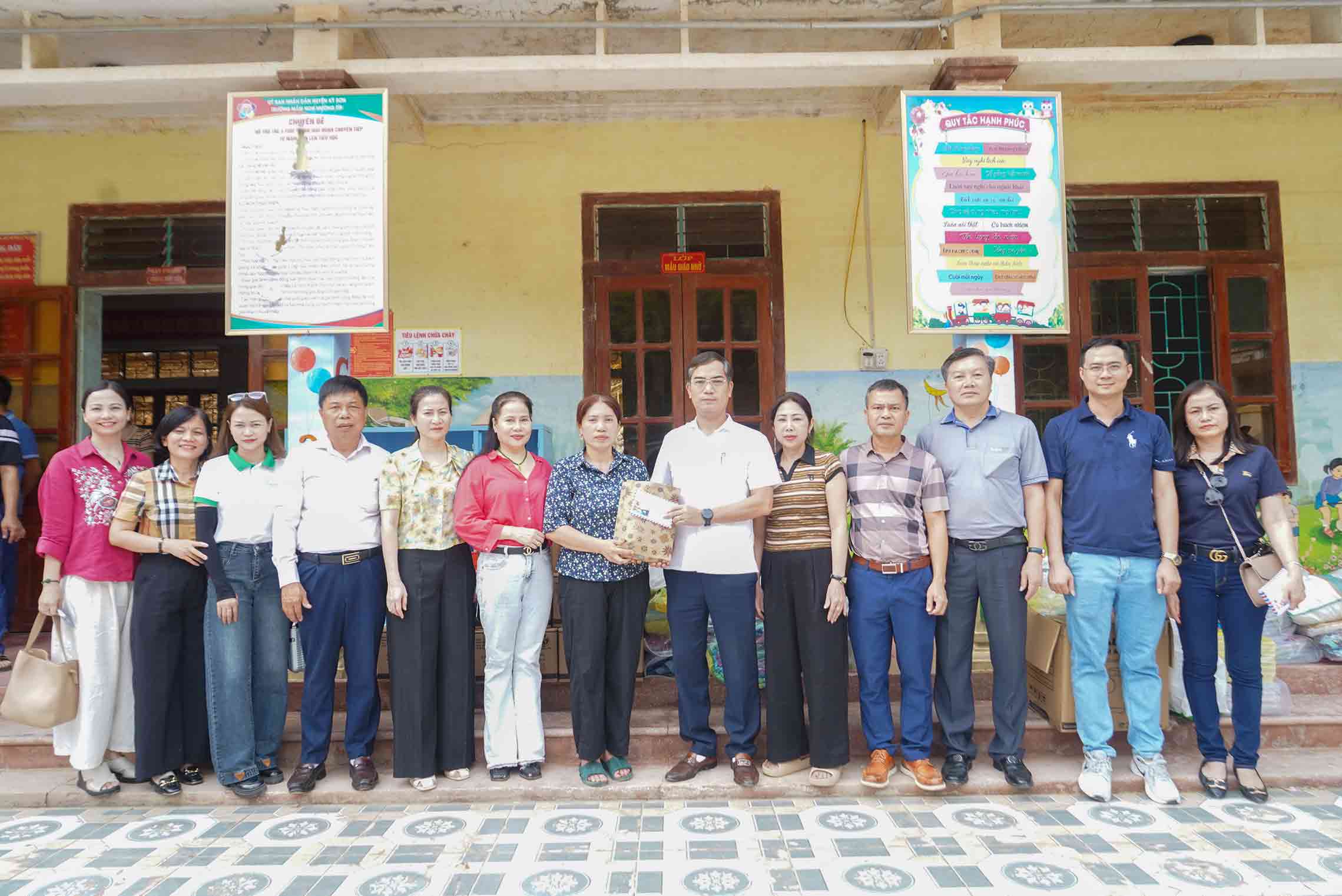 Truong Mam non Muong Tip duoc cac trung tam ngoai ngu, ky nang song ho tro 20 trieu dong de khac phuc hau qua do mua lu gay ra. Anh: Duy Chuong