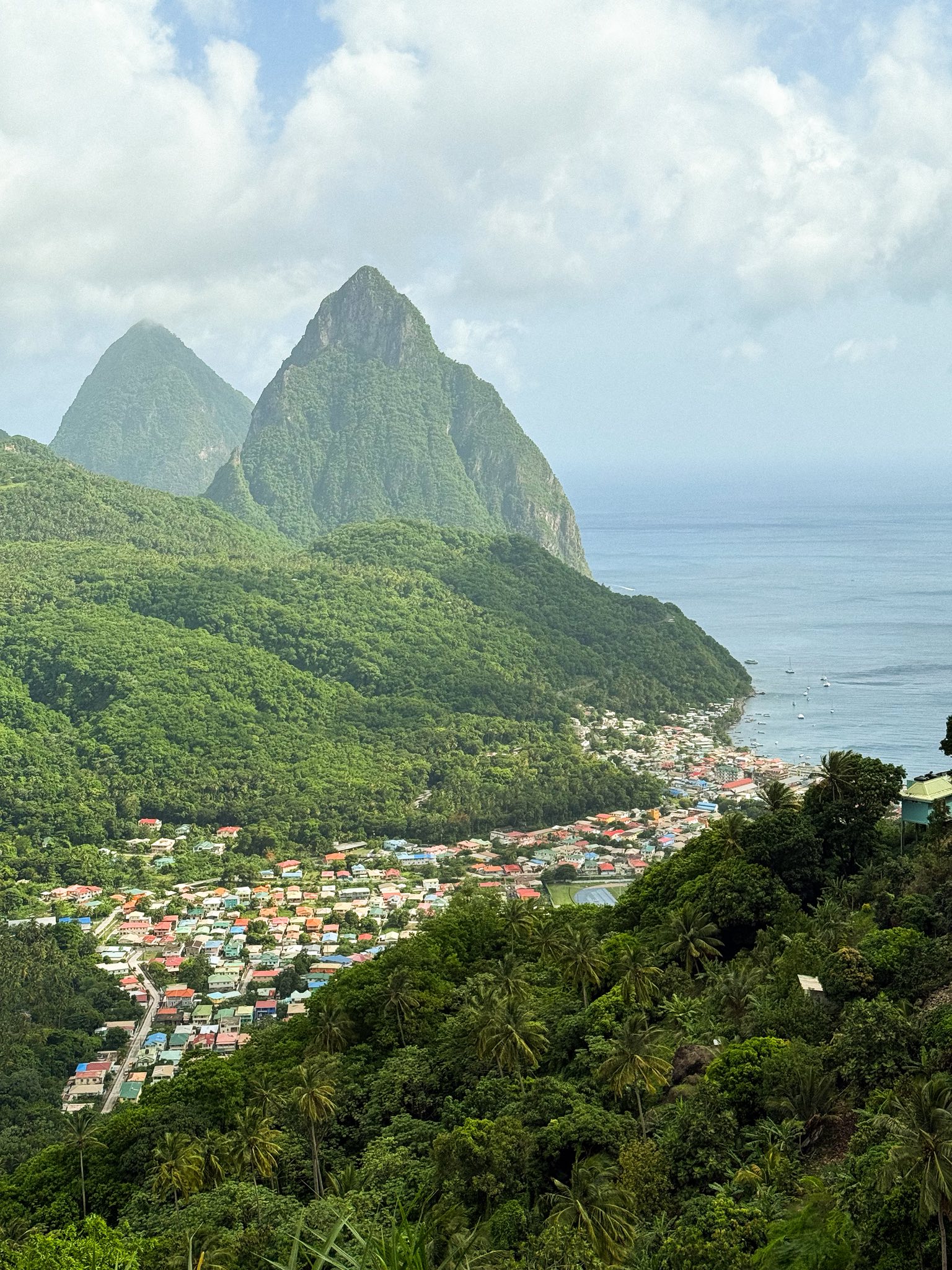 Gros Piton - hai ngon nui lua sung sung nhu kim tu thap tren dao quoc Saint Lucia. Day la diem leo nui thu thach voi do cao hon 2.000m, mot chuyen di keo dai khoang 6-8 tieng. Anh: Chu Phuong Linh
