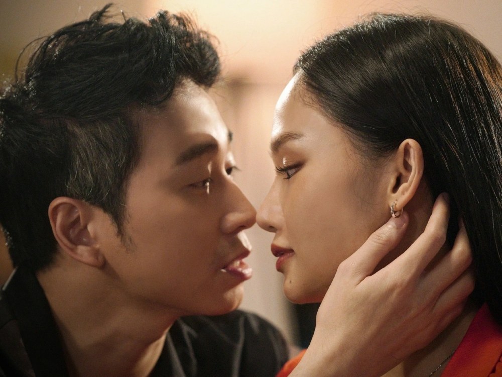 Karik va Miu Le co canh tinh cam trong phim “Chiem doat“. Anh: NSX phim Chiem doat