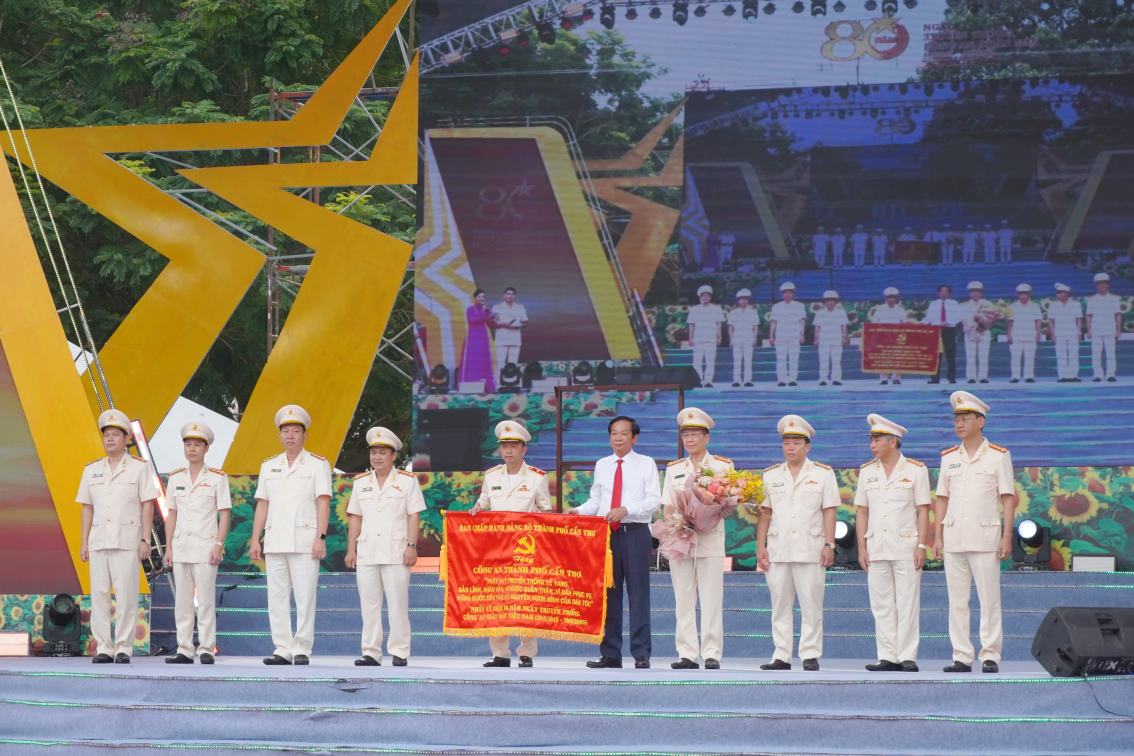 Bi thu Thanh uy Can Tho Do Thanh Binh trao Buc truong va tang hoa cho lanh dao Cong an TP. Anh: Ta Quang