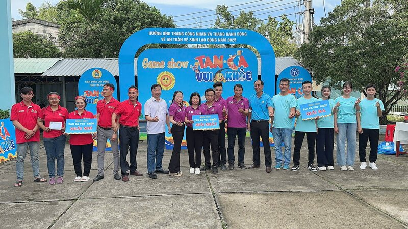 지방 노동 연맹이 주최한 게임 쇼 '잔치 즐겁고 건강하게'에서 수상한 팀. 사진: 호앙록