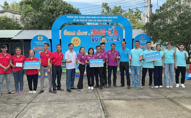 The teams won prizes at the Gameshow "Tan ca vui khoe" organized by the Provincial Federation of Labor. Photo: Hoang Loc