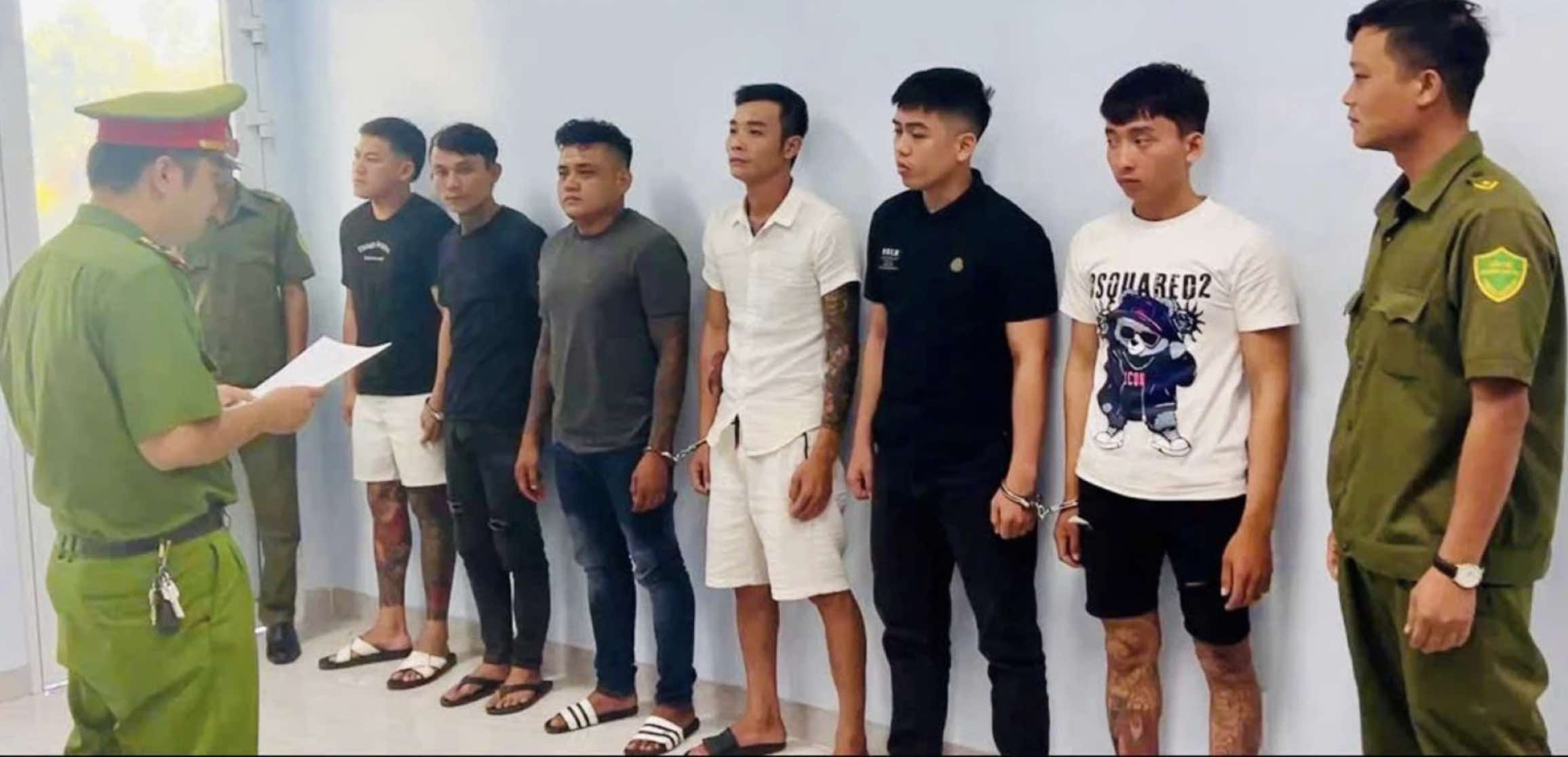 Khanh Hoa police caught 6 subjects red-handed illegally using drugs. Photo: Phuong Linh