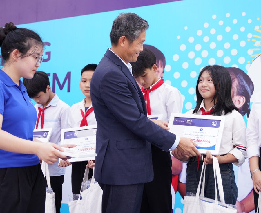 Mr. Nguyen Hong Son - General Director of Chubb Life Vietnam presented gifts to students. Photo: H.A