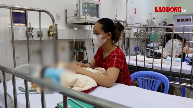 Children with respiratory diseases due to erratic sun and rain, parents need to pay attention to taking them to the hospital in time. Photo: Nguyen Ly