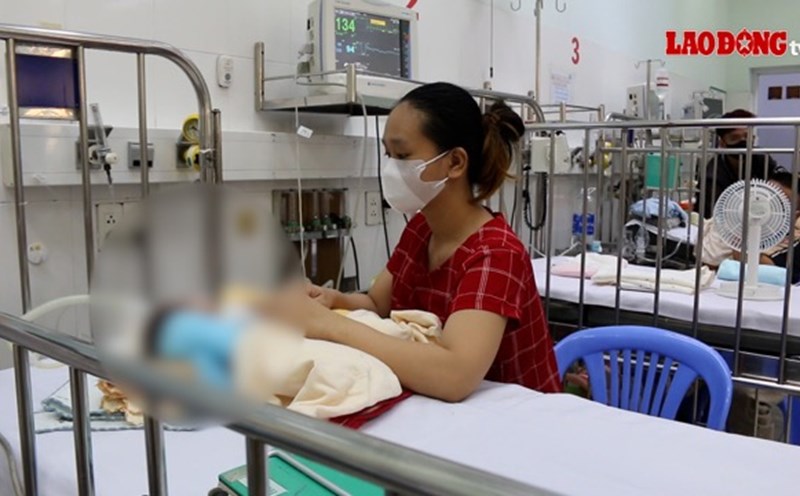 Children with respiratory diseases due to erratic sun and rain, parents need to pay attention to taking them to the hospital in time. Photo: Nguyen Ly