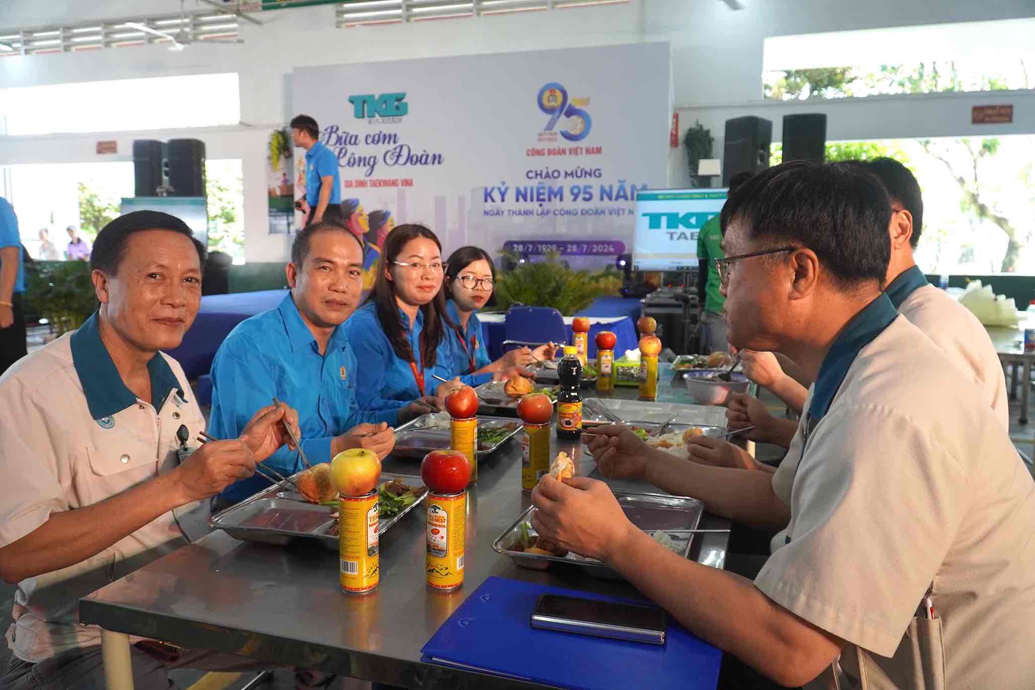 Lanh dao LDLD tinh Dong Nai va Ban giam doc Cong ty du Bua com Cong doan voi nguoi lao dong nam 2024. Anh tu lieu: HAC
