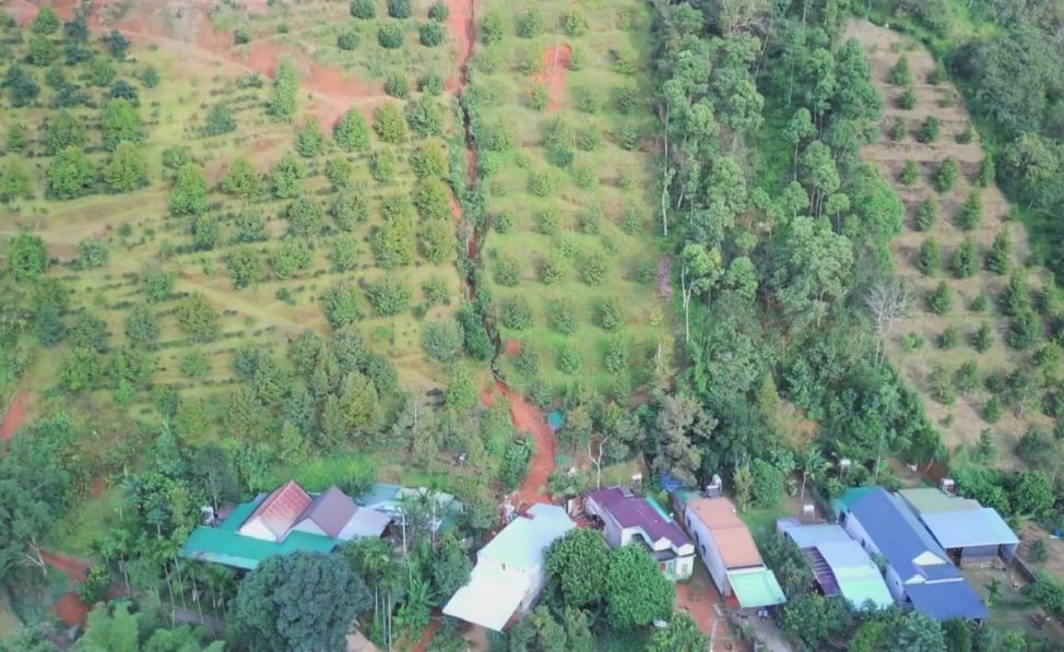 丘が崩壊した後、多くの家屋が脅迫されました。写真:Lam Hong