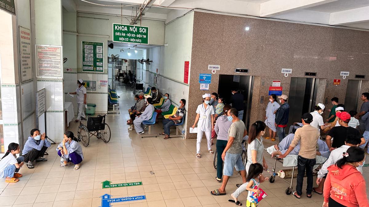 Kham chua benh tai mot co so y te o Binh Thuan cu. Anh: Duy Tuan 