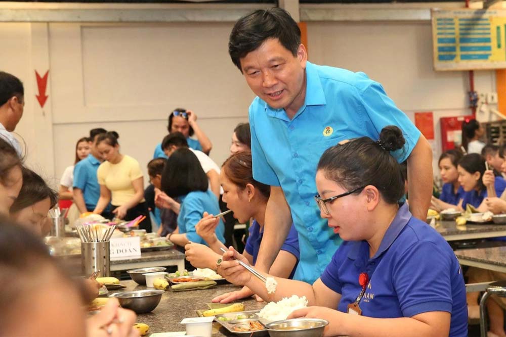 Kha Van Tam Nghe An 노동총연맹 위원장이 노동조합 점심 식사 자리에서 노동자들을 방문하고 있습니다. 사진: Ngoc Anh